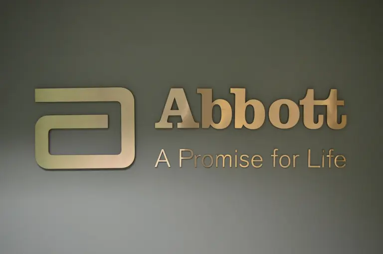 Табела в офис на Abbott, 23 юни 2015 г.; архивен фирмен контекст.