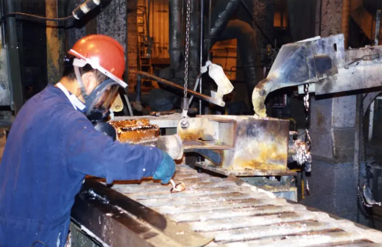 Рециклиране на олово в промишлено предприятие за акумулатори, 18 юни 2008 г.; не е в Етиопия.