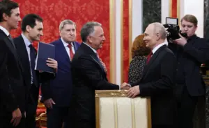 Путин и Уиткоф се ръкуват, 5 септември 2026 г.; не е от срещата на 21 октомври.