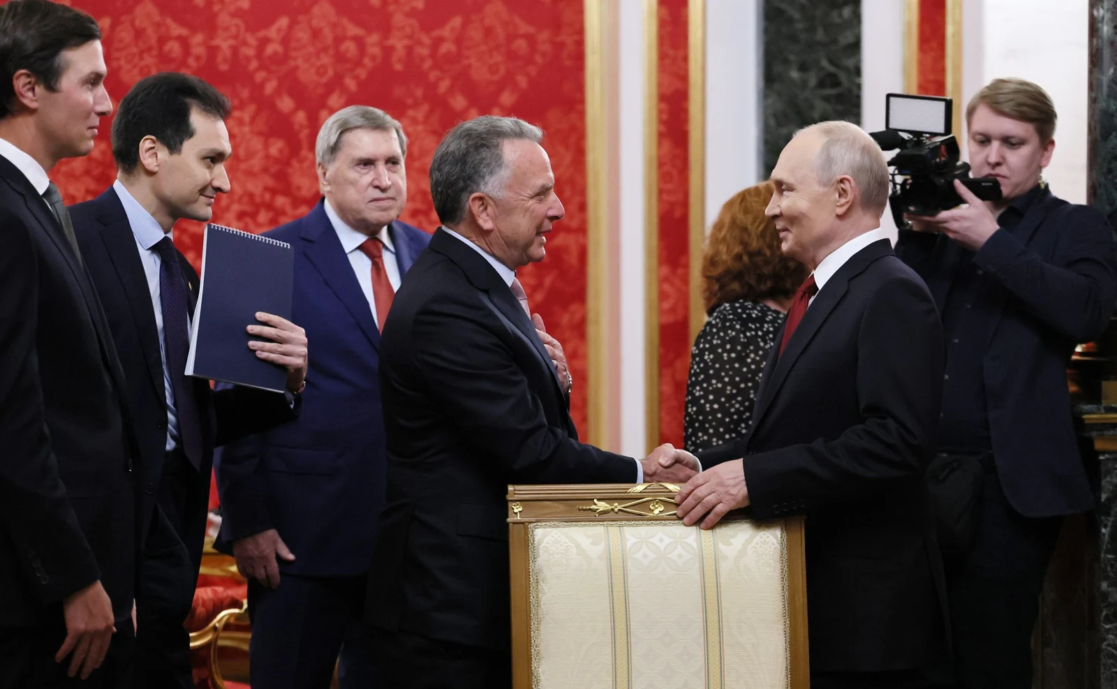 Путин и Уиткоф се ръкуват, 5 септември 2026 г.; не е от срещата на 21 октомври.