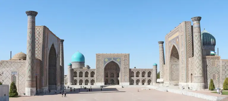 Регистан в Самарканд, септември 2023 г.; архивен градски кадър.