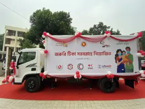 Камион за логистика на COVID-19 ваксини в Бангладеш, ноември 2021 г.; не кампанията срещу морбили през 2026 г.