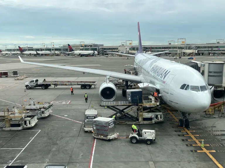 Airbus A330 на Hawaiian Airlines на JFK, октомври 2024 г.; архив, не първи полет Сиатъл–Осака.