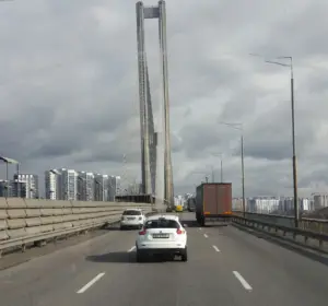 Южният мост в Киев, март 2019 г.; архивна снимка, не щетите от октомври 2026 г.