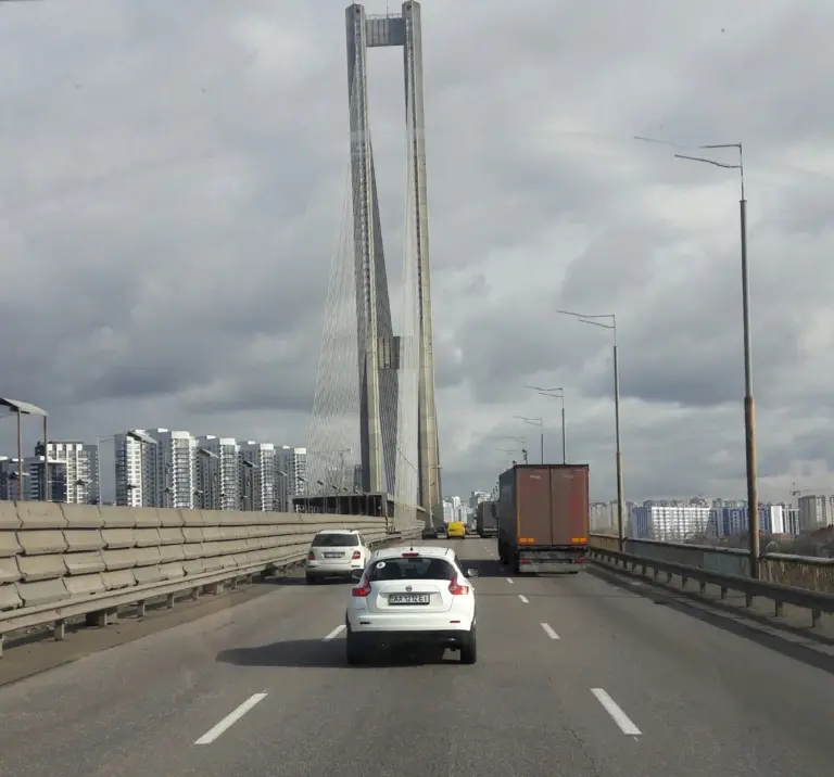 Южният мост в Киев, март 2019 г.; архивна снимка, не щетите от октомври 2026 г.