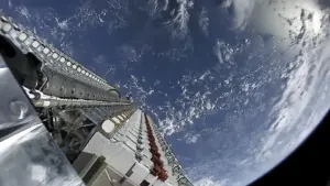 Сателити Starlink над Земята по време на мисия на SpaceX през 2019 г.