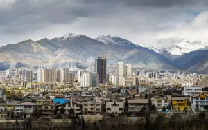 Панорама на Техеран с планини на заден план през 2019 г.