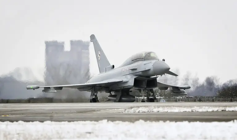 Изтребител Typhoon на RAF на писта край заснежен терен в Конингсби.